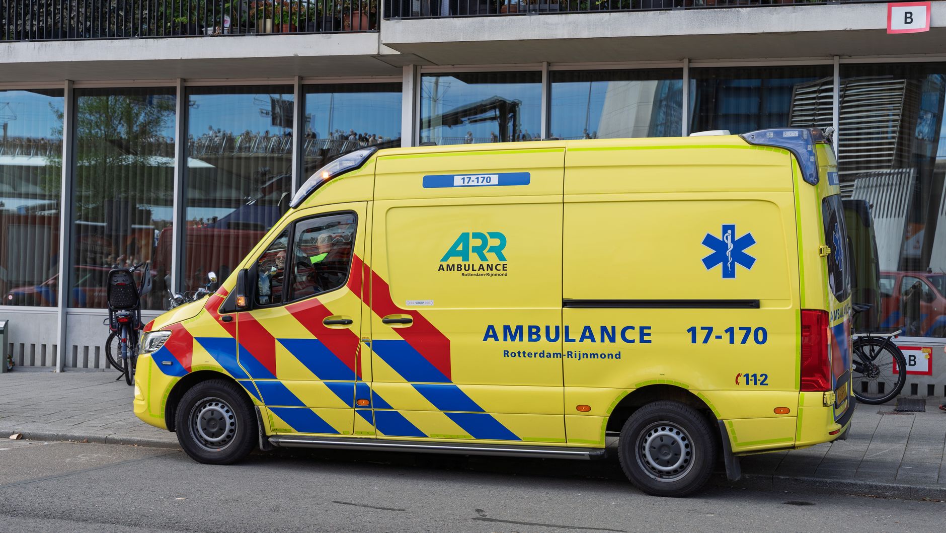 Rotterdam'da bir cadde ve park halindeki araçlar