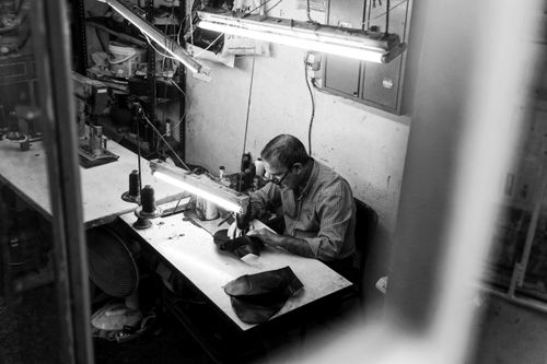 Free A focused craftsman using a sewing machine in an Istanbul workshop, captured in black and white. Stock Photo