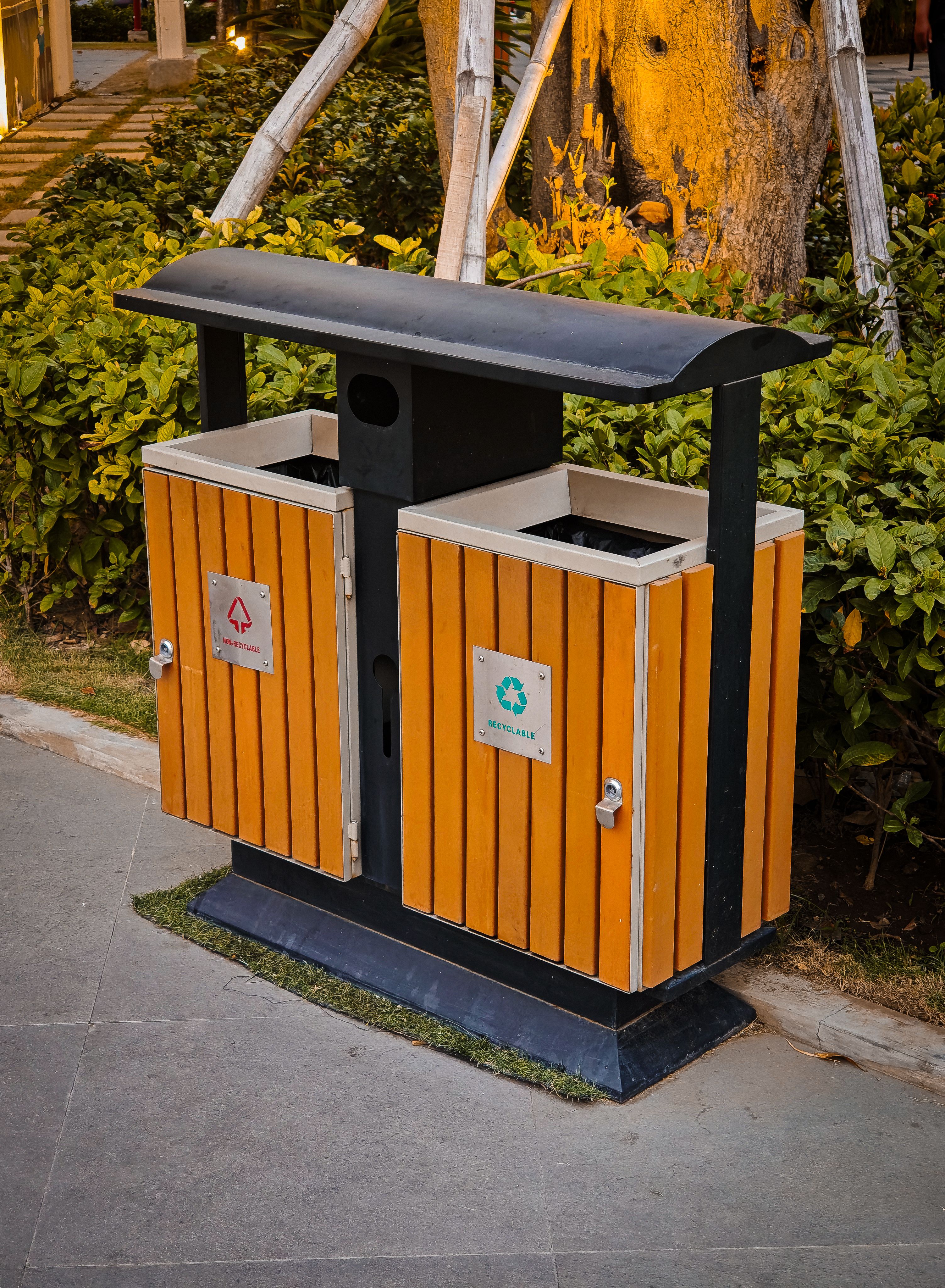 Poubelles et bacs de tri à l'extérieur