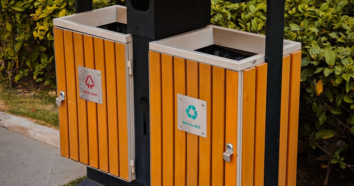 Poubelles et bacs de tri à l'extérieur