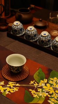 优雅的瓷质茶杯，用于传统的中国茶道仪式。 - 相关推荐