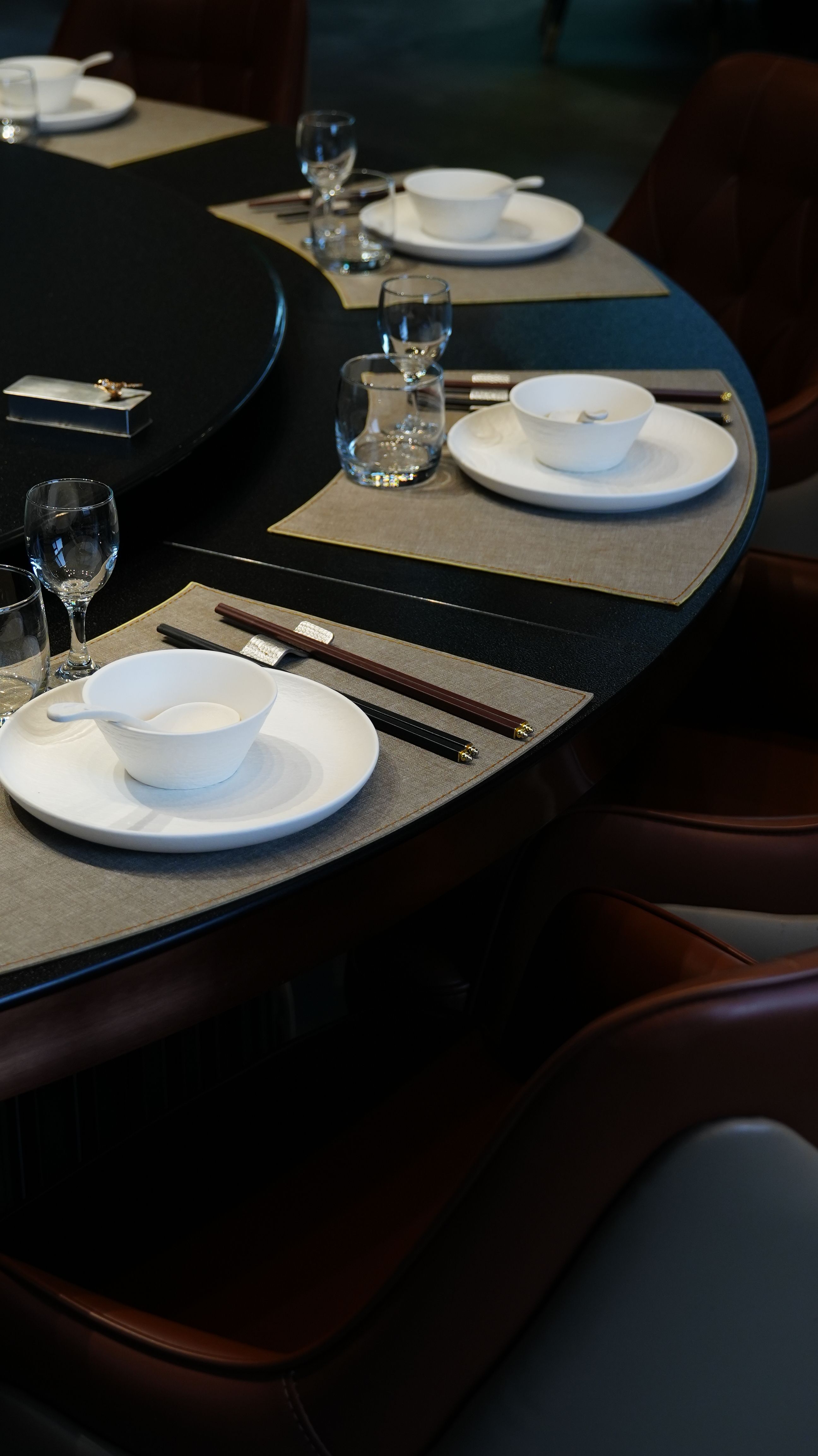 A sophisticated dining room featuring elegant Chinese tableware and decor.