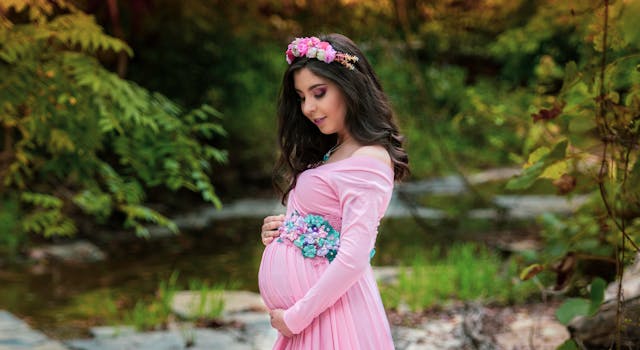 在大自然中，美丽的孕妇肖像捕捉了期待的喜悦