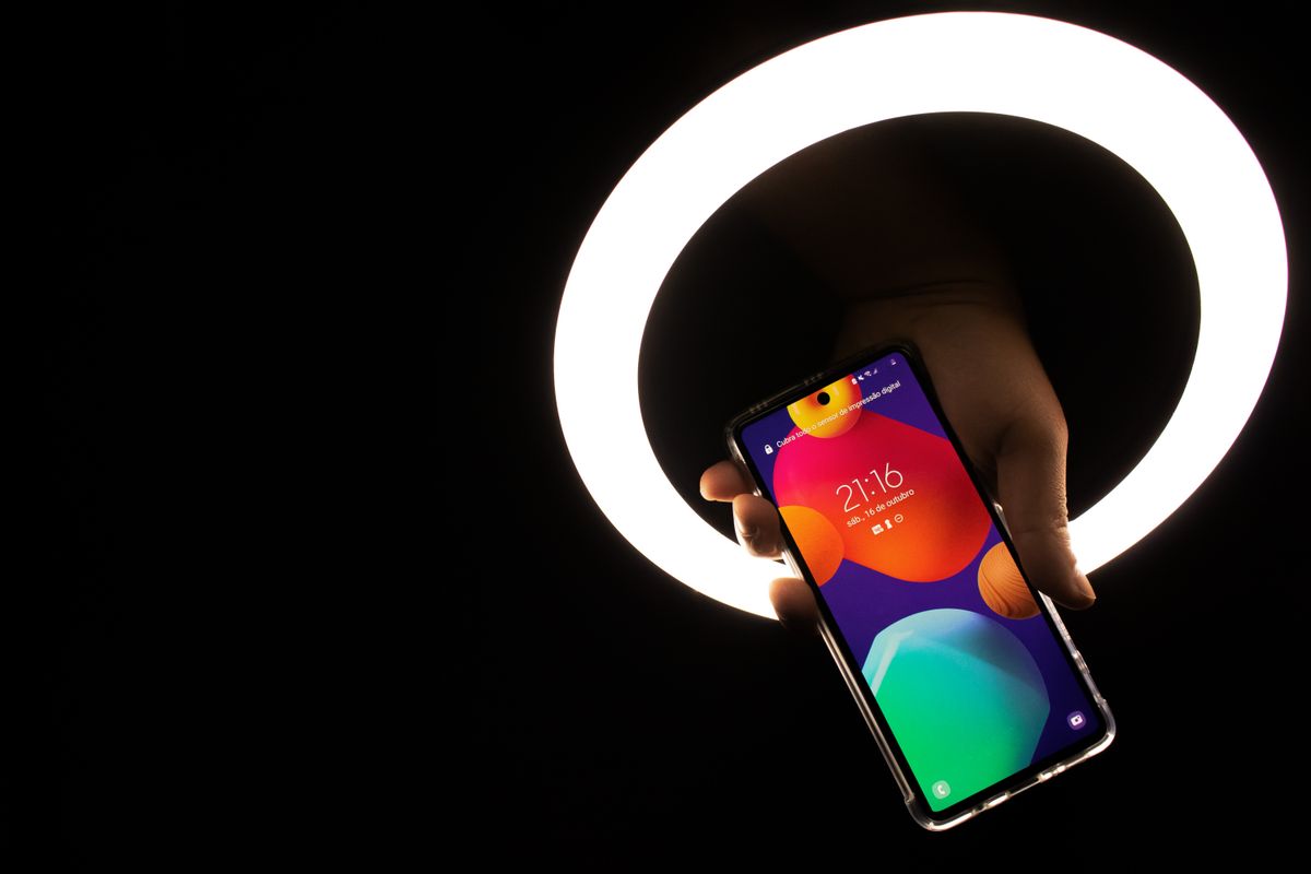 Akıllı telefon ekranında canlı renklerin parlayan görünümü