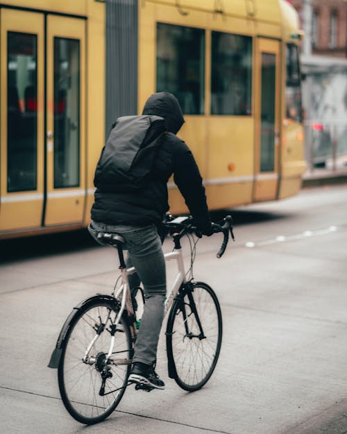 Homme En Veste Noire, Faire Du Vélo