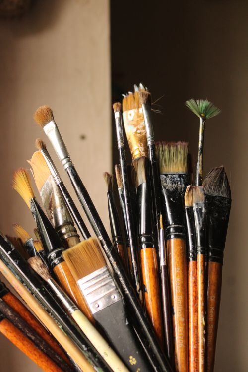 Free A collection of assorted paintbrushes in natural light, perfect for art enthusiasts. Stock Photo