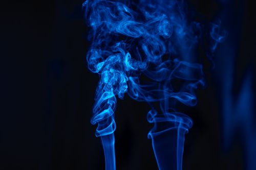 Free Mesmerizing blue smoke forms dynamic patterns against a dark backdrop, evoking creativity and elegance. Stock Photo