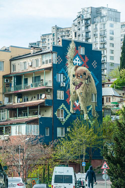 Free Colorful mural on urban building facade in city setting, showcasing creative street art. Stock Photo