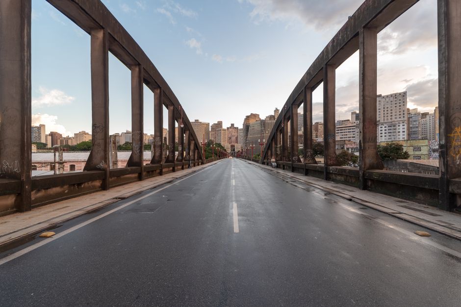 Viaduto Santa Teresa in Belo Horizonte showcasing urban architecture under a clear sky.