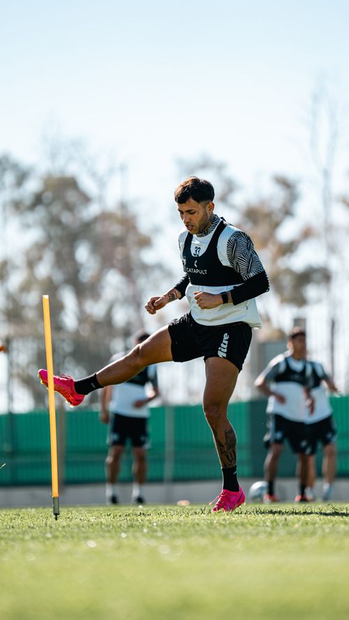 Free A dedicated soccer player practicing agility drills on a sunny day at the sports field. Stock Photo