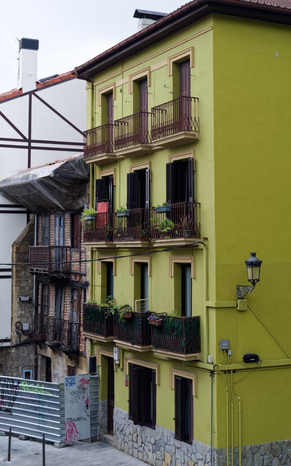 Bâtiments colorés de la vieille ville d'Irun, à l'architecture basque traditionnelle