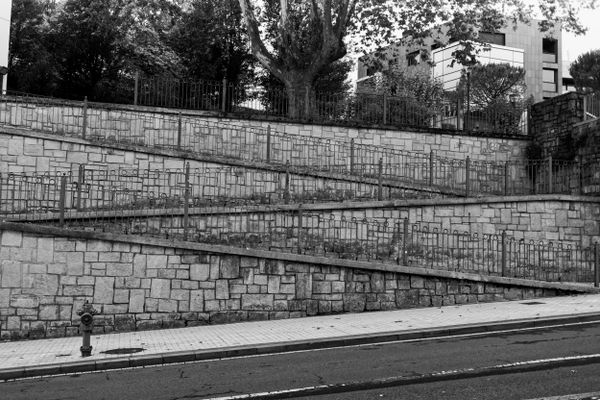 Murs en pierre en terrasses à Irun, en noir et blanc