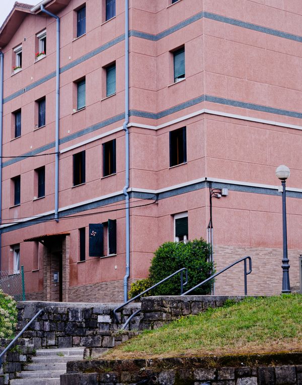 Immeuble rose orné d'un lauburu basque, à Irun