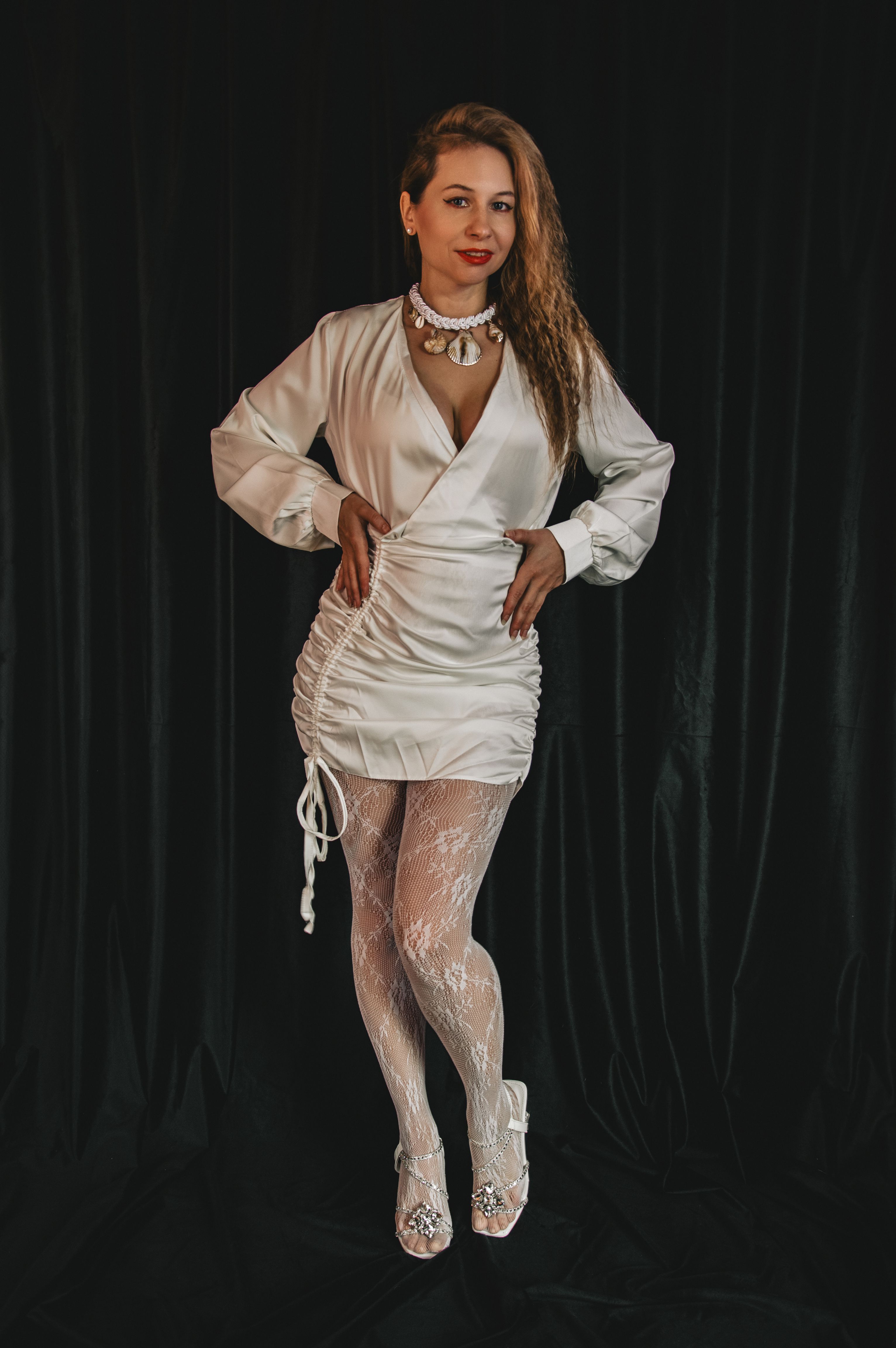 Retrato elegante de uma mulher em um vestido branco, exibindo sofisticação e luxo.