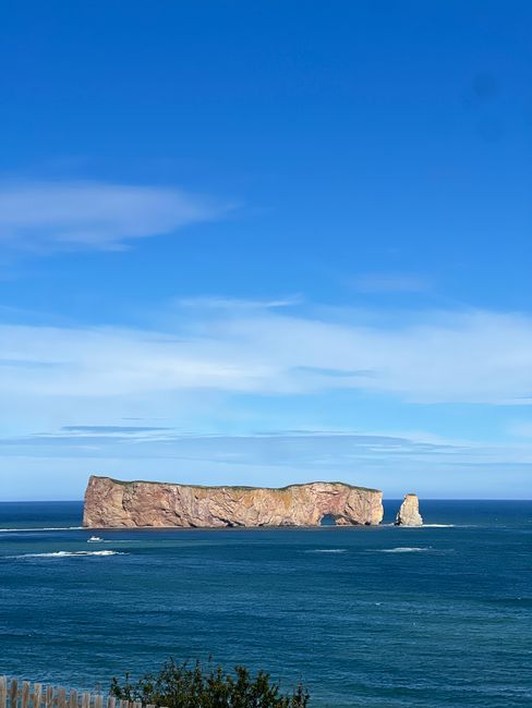 Fotomural Impresionante vista de la emblemática Roca Percé bajo un cielo azul despejado en Quebec, Canadá.