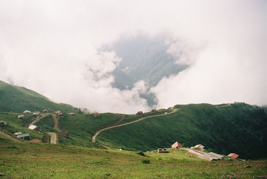 土耳其里泽郁郁葱葱的山峦和云雾缭绕的壮丽景色，展现了该地区的自然美景。 - 相关推荐