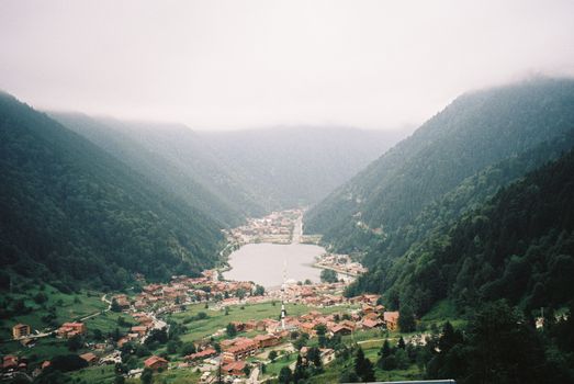 从空中俯瞰土耳其特拉布宗郁郁葱葱的群山环绕的乌宗湖，景色令人叹为观止。 - 相关推荐