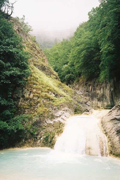 Free A peaceful waterfall surrounded by lush greenery in Ordu, Türkiye. Stock Photo