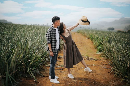 Hombre Y Mujer En Una Tierra De Cultivo