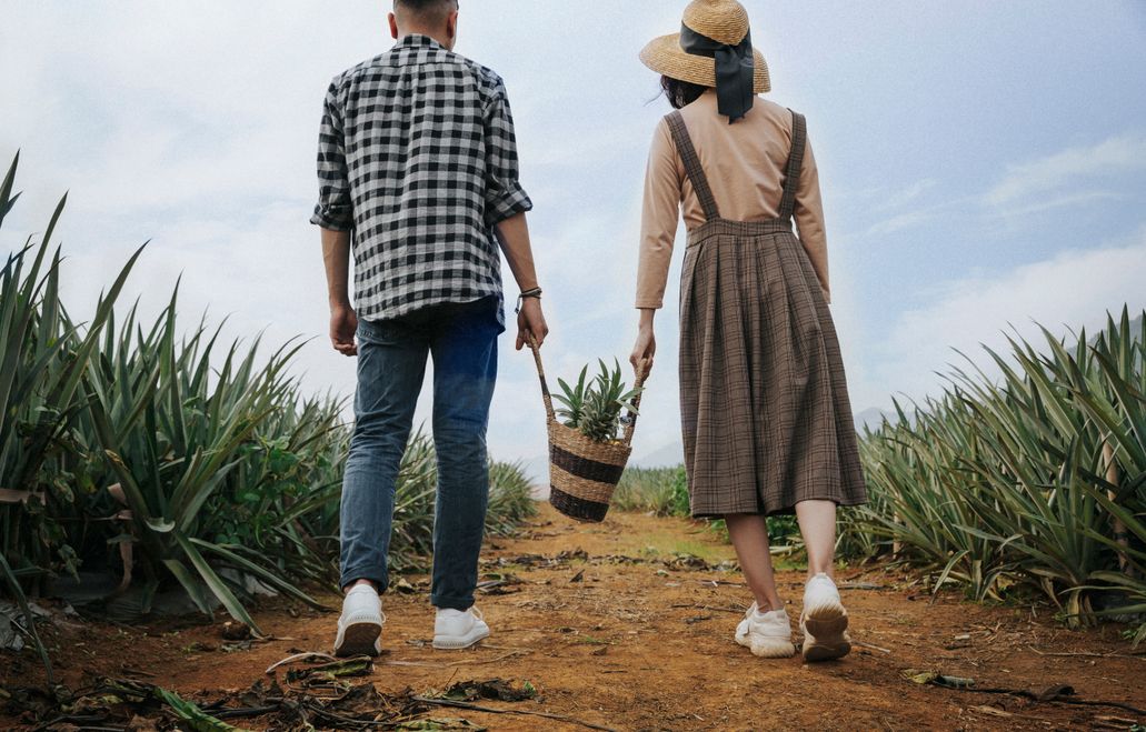 Online dating: starting a conversation on a niche platform