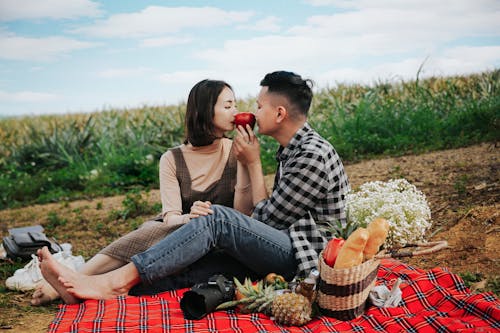 ピクニックをしている男と女