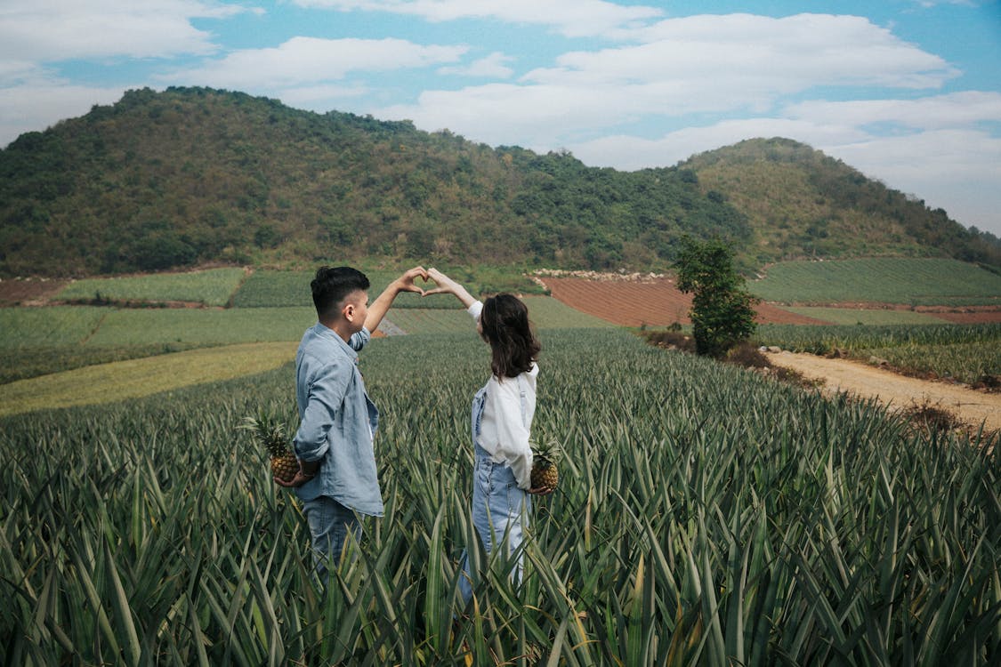 Мужчина и женщина, стоя на зеленом поле