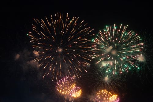 Free Brilliant fireworks illuminating the night sky with vibrant colors and dazzling patterns. Stock Photo