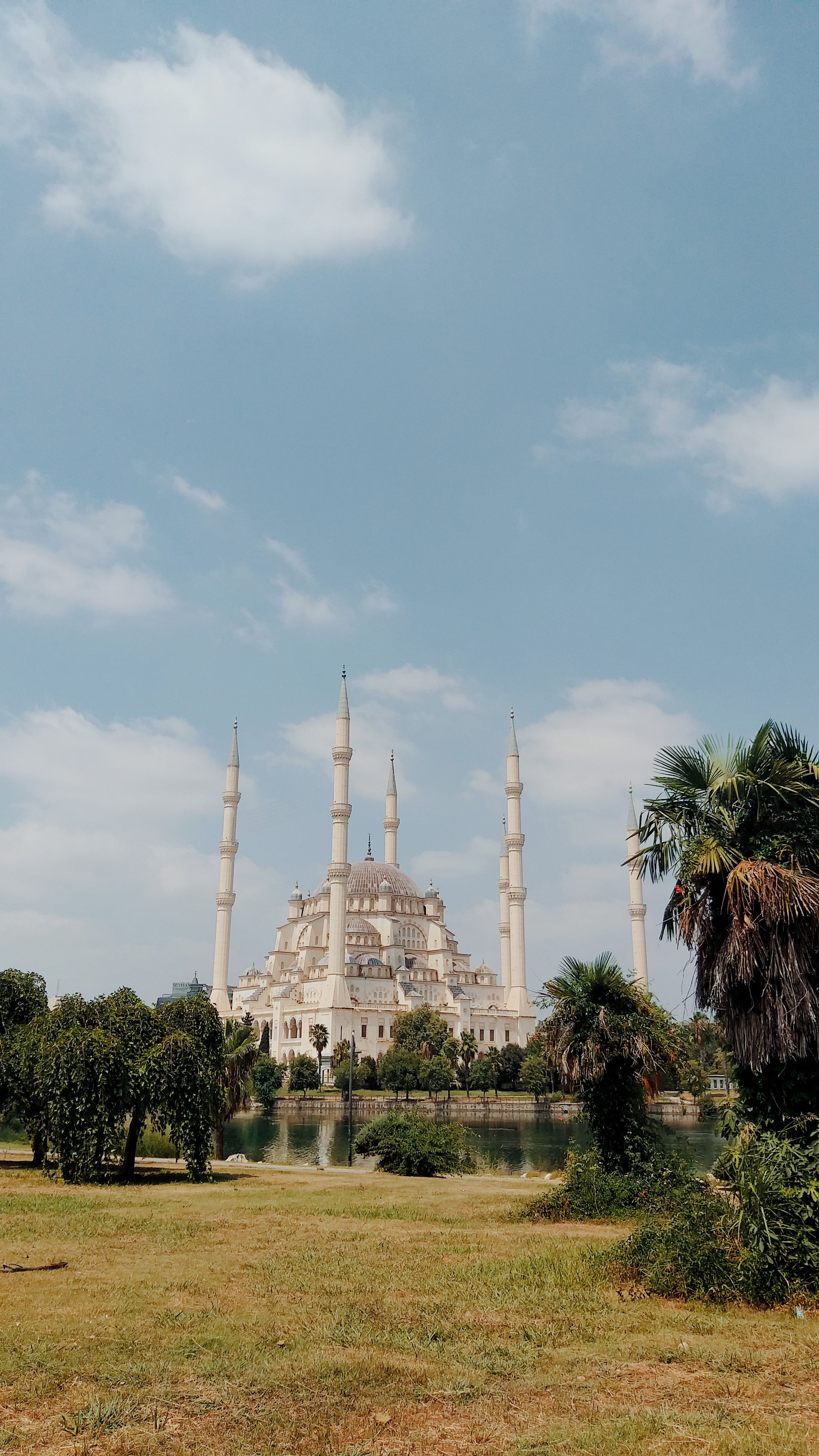Stunning view of the Sabancı Merkez Mosque in Adana, Türkiye under a clear blue sky.