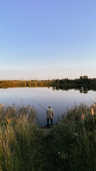 夕阳西下，大自然环绕，有人在湖边享受着宁静的垂钓时光。 - 相关推荐