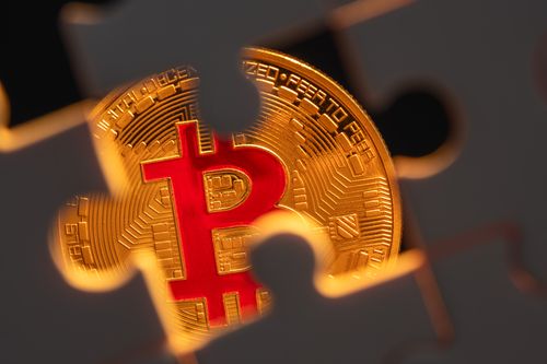 Free A Bitcoin symbol revealed through a jigsaw puzzle, symbolizing the concept of cryptocurrency and investment. Stock Photo