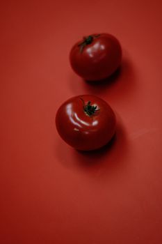 充满活力的红番茄在红色背景上，非常适合食品和营养主题
