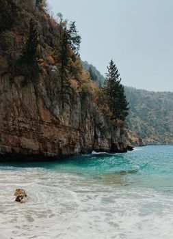 土耳其厄吕代尼兹，岩石海滩和碧绿海水的壮丽景色。 - 相关推荐