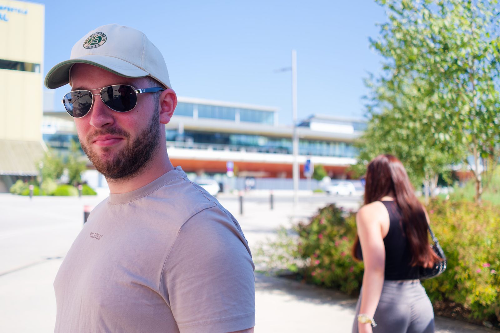 Homme en casquette et lunettes de soleil, fond en bokeh