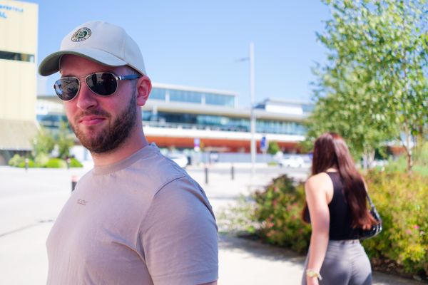 Homme en casquette et lunettes de soleil, fond en bokeh