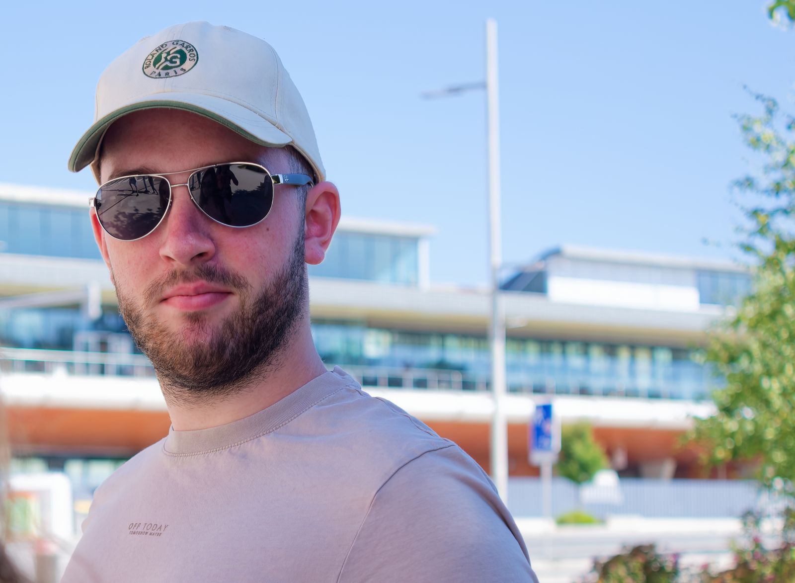 Portrait en gros plan d'un homme en lunettes de soleil et casquette blanche
