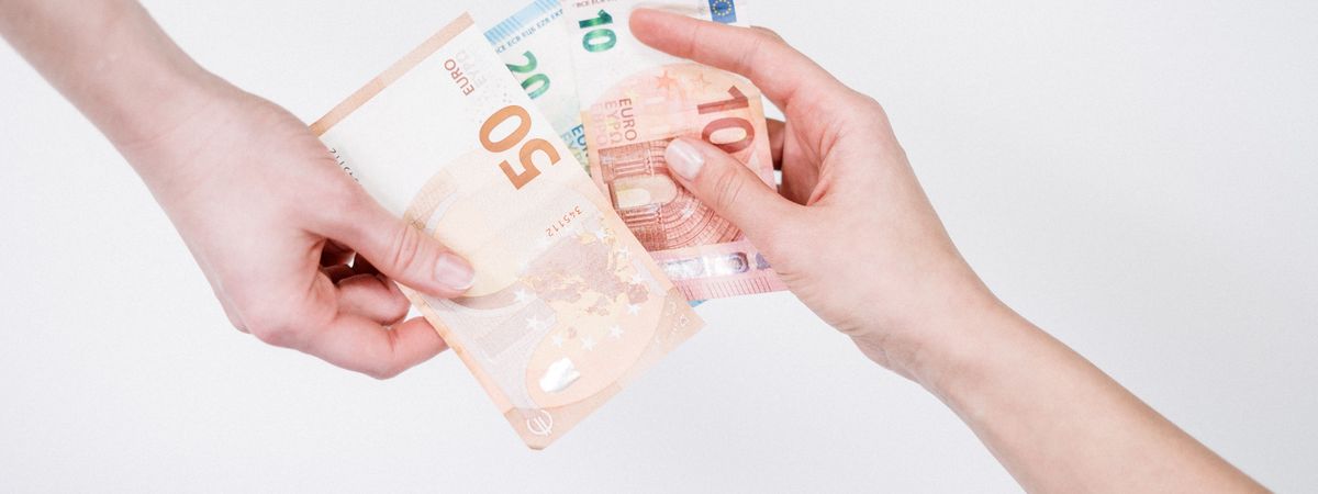 Manos intercambiando billetes de euro