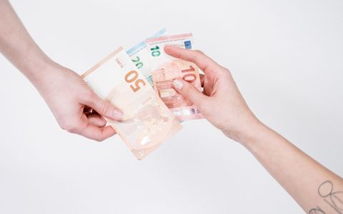 Manos intercambiando billetes de euro