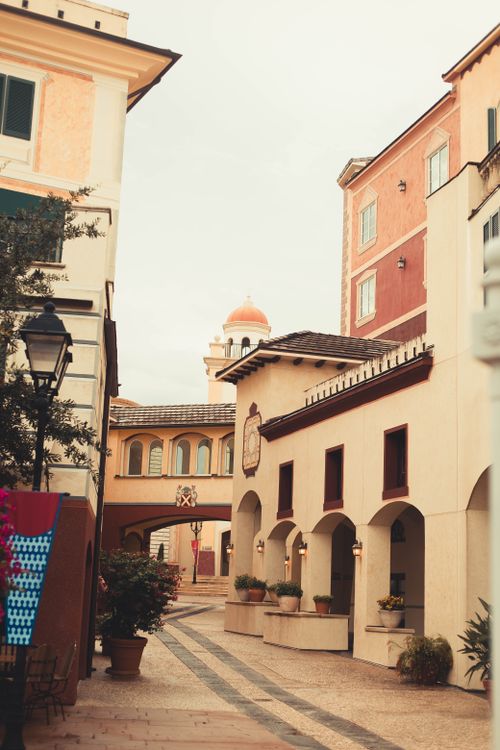 Free A sunny view of a Mediterranean-inspired alleyway in Orlando, showcasing vibrant architecture and cultural ambiance. Stock Photo