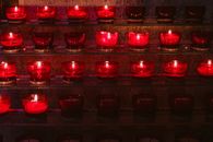 一排点燃的红色蜡烛在教堂神龛营造出温暖而神圣的氛围