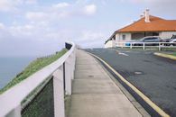 一条宁静的沿海道路通往拜伦湾的一所房子，非常适合寻找旅行灵感