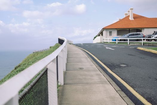 一条宁静的沿海道路通往拜伦湾的一所房子，非常适合寻找旅行灵感