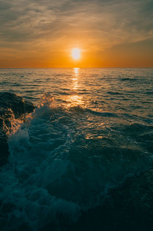 Free Captivating sunset over the ocean waves in Quảng Trị, Vietnam, with dramatic lighting. Stock Photo