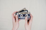 双手拿着标有“情歌”的磁带，怀旧之情瞬间将人带回90年代