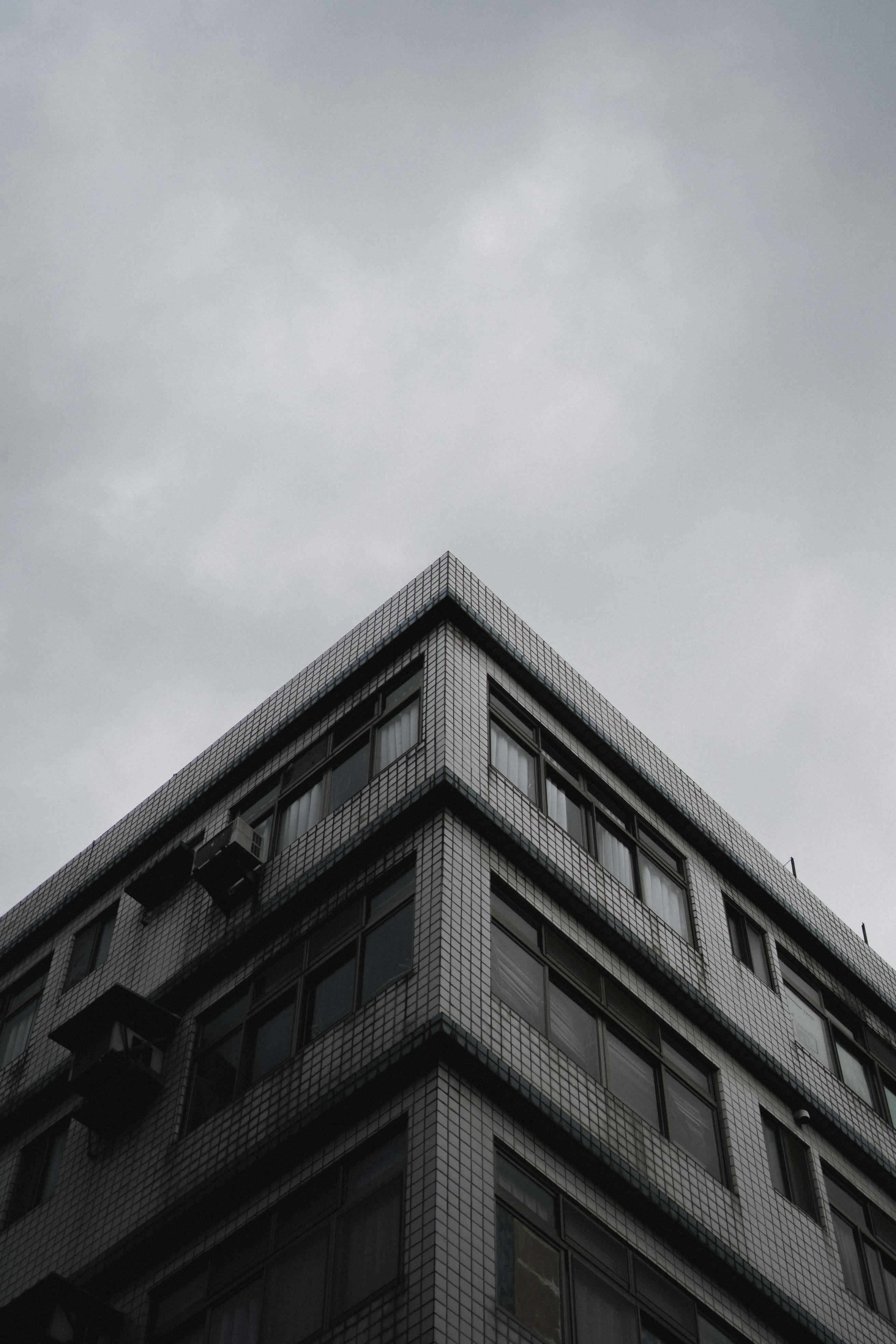 grátis Edifício Sob Nuvens Brancas Foto profissional