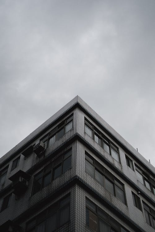 grátis Edifício Sob Nuvens Brancas Foto profissional