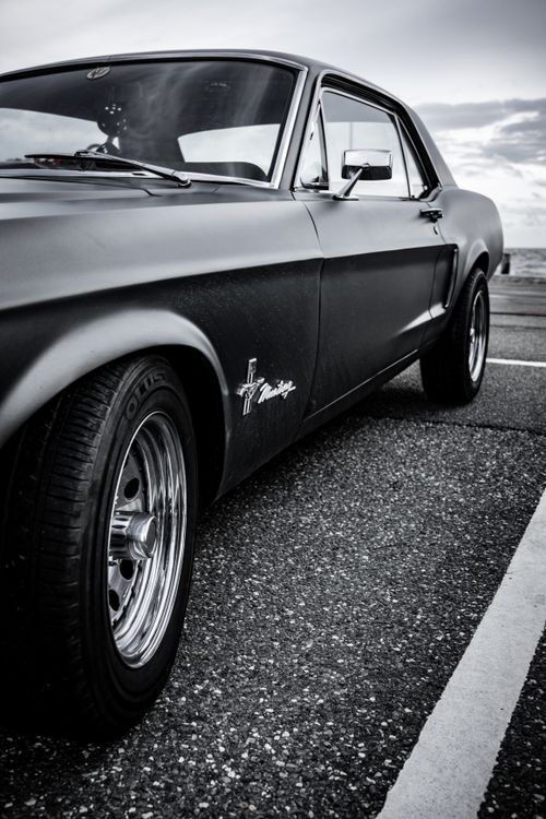 Free Artistic shot of a classic vintage car captured in black and white, emphasizing timeless elegance and design. Stock Photo