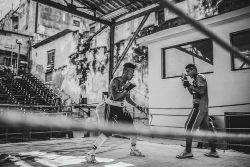 Free A dynamic black and white photo of two men boxing in an outdoor ring in Cuba. Stock Photo