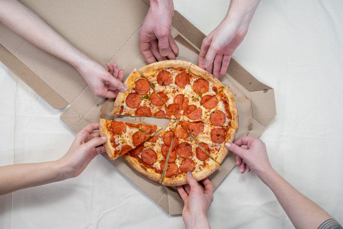Wspólne dzielenie pizzy