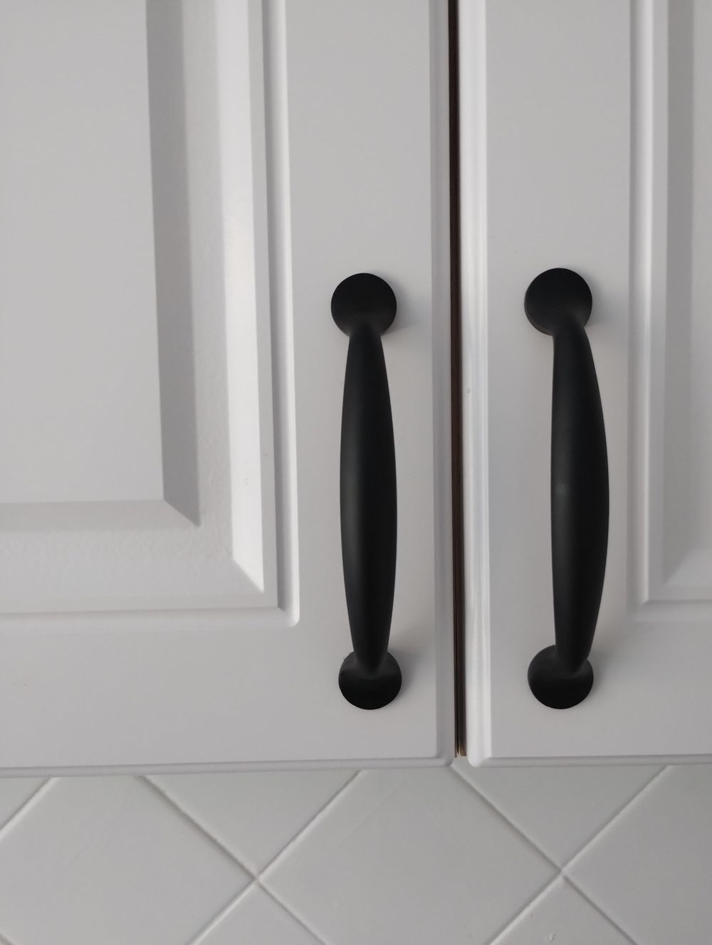 Modern matte black cabinet handles on kitchen cabinetry