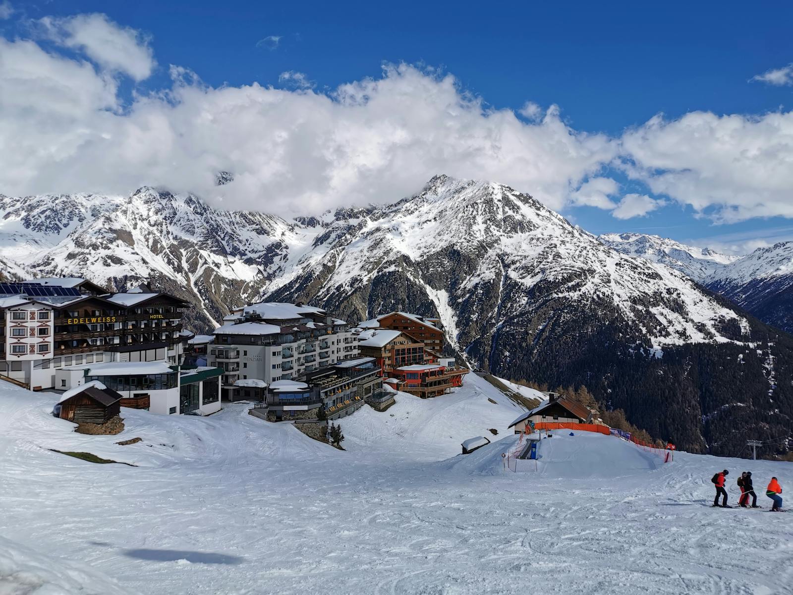 Journalists and photographers outside a courthouse
